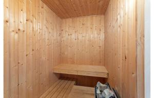 Una sauna de madera con un banco de madera en su interior. en Dünenpark 2D - Dorf 4, en Travemünde 23 fotos más