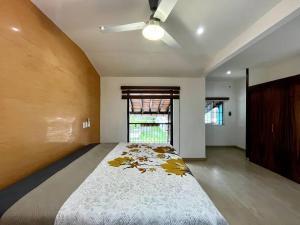 En eller flere senge i et værelse på Casa Azul BSM