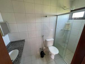 Koupelna v ubytování Casasveraneio casa top com 3 suítes com ar condicionado a 100 m da Praia - Barra de São Miguel, 7 minutos do gunga e 3 da praia bonita e conchas ! Área gourmet particular com churrasqueira , chuveirão !condomínio com muito verde,piscina de 10m! + 46 fotografií