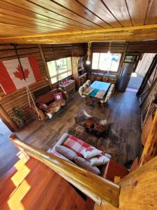 an overhead view of a living room in a log cabin at Cabana Canadense na serra gaúcha in São José do Hortêncio