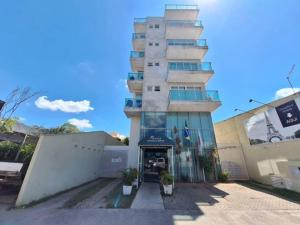ein hohes Wohngebäude mit einem Gebäude in der Unterkunft Flat de luxo em Lagoa Santa in Lagoa Santa