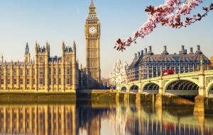 a view of the big ben clock tower and the houses of parliament at Great location room in central London - Waterloo in London