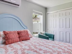 Giường trong phòng chung tại Oak Cottages 2