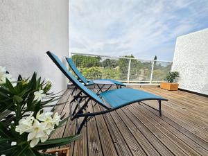 a blue chair sitting on top of a balcony at Villa lumineuse T3 - Proche Aéroport MEETT Airbus in Aussonne