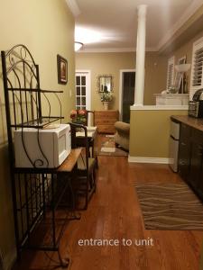 Χώρος καθιστικού στο ABOVE Ground 1 Bedroom Suite in a House