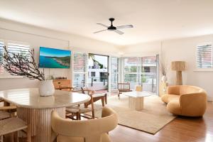 Khu vực ghế ngồi tại Noosa International Apartment 147 - Just Moments from the Beach