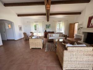 Χώρος καθιστικού στο Villa 4 chambres avec piscine privée dans la verdure - FR-1-726-36