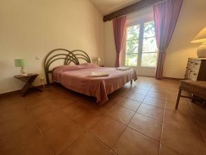 Ένα ή περισσότερα κρεβάτια σε δωμάτιο στο Villa 4 chambres avec piscine privée dans la verdure - FR-1-726-36