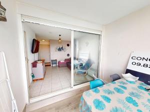 フロンティニャンにあるAppartement en bord de mer à Frontignan - FR-1-785-13のベッド付きの部屋