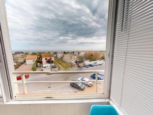 フロンティニャンにあるAppartement en bord de mer à Frontignan - FR-1-785-13の駐車場の景色を望む窓