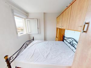 Postel nebo postele na pokoji v ubytování Appartement en bord de mer à Frontignan - FR-1-785-13