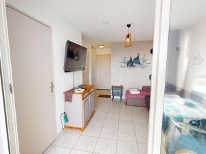 Μια τηλεόραση ή/και κέντρο ψυχαγωγίας στο Appartement en bord de mer à Frontignan - FR-1-785-13