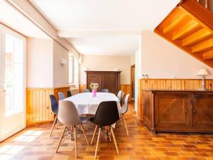 a dining room with a table and chairs at Maison typique 10 pers. avec Wifi, jardin et terrasse, à 5 min de Loudenvielle - FR-1-695-58 in Avajan