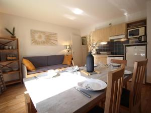 uma cozinha e sala de estar com uma mesa e uma sala de jantar em Appartement T3 à Luchon: Balcon, Parking, Proche Thermes & Centre, Bien Équipé - FR-1-313-232 em Luchon mais 5 fotografias