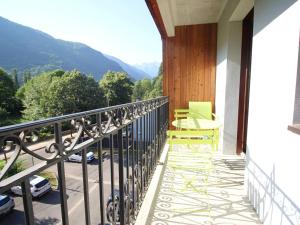 uma varanda com cadeiras e vista para as montanhas em Appartement T3 à Luchon: Balcon, Parking, Proche Thermes & Centre, Bien Équipé - FR-1-313-232 em Luchon