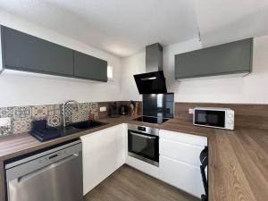 Kuchyň nebo kuchyňský kout v ubytování Villa T3 rénovée climatisée, piscine, proche plage et commerces - FR-1-81-622