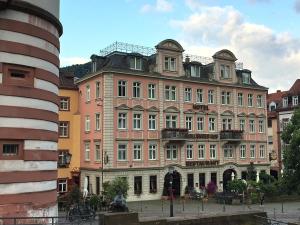 un gran edificio en medio de una calle en City Partner Hotel Holländer Hof en Heidelberg