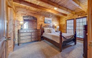 une chambre avec un lit dans une cabane en rondins dans l'établissement Lakeview Pointe, à Sevierville