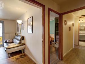 Część wypoczynkowa w obiekcie Appartement lumineux avec balcon, 2 chambres, parking privé, proche gare à Saint-Chamond - FR-1-496-272