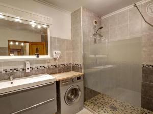 łazienka z pralką i umywalką w obiekcie Appartement lumineux avec balcon, 2 chambres, parking privé, proche gare à Saint-Chamond - FR-1-496-272 w mieście Saint-Chamond