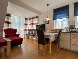 una cucina e una sala da pranzo con tavolo e sedie di Ferienwohnung-Bickelstein a Olsdorf Altre 10 foto