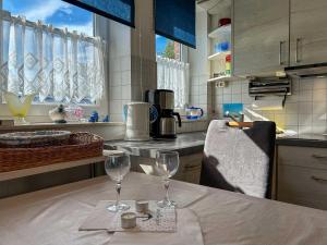 una cucina con due bicchieri da vino su un tavolo di Ferienwohnung-Bickelstein a Olsdorf