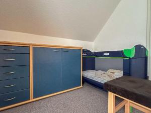 Camera con letto a castello e scrivania. di Ferienwohnung-Bickelstein a Olsdorf