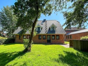 una casa con un albero davanti di Ferienwohnung-Bickelstein a Olsdorf