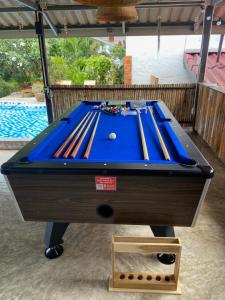 Ein Billardtisch in der Unterkunft Sairee View Resort