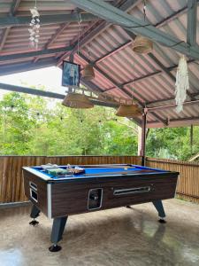 ein Billardtisch mitten auf einer Terrasse in der Unterkunft Sairee View Resort in Ko Tao