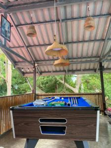 Ein Billardtisch in der Unterkunft Sairee View Resort