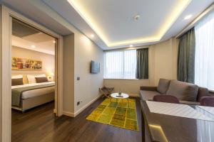 sala de estar con sofá y cama en una habitación en Molton Monapart Mecidiyekoy, en Estambul