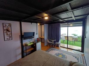 Ban Huai PhaiにあるChill & View ชิววิว เขาค้อのベッドルーム1室(ベッド1台付)、バルコニー付きのベッドルーム1室が備わります。