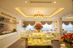 a store with a buffet of food on display at Hoa Hong Hotel - Xa Dan in Hanoi +60 photos