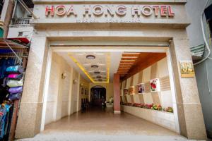 a halo hog hotel sign on the entrance to a store at Hoa Hong Hotel - Xa Dan in Hanoi