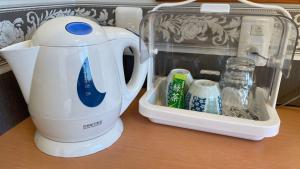 un frullatore bianco seduto sopra un tavolo di Hakodate Hotel Ekimae - Vacation STAY 91829v a Hakodate Altre 6 foto