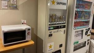 un frigorifero con un forno a microonde su un bancone accanto di Hakodate Hotel Ekimae - Vacation STAY 91829v a Hakodate