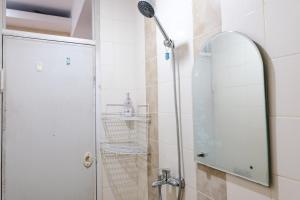 Ένα μπάνιο στο Homey 2BR Apartment at The Edge Bandung By Travelio +4 φωτογραφίες