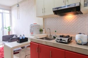 Η κουζίνα ή μικρή κουζίνα στο Homey 2BR Apartment at The Edge Bandung By Travelio