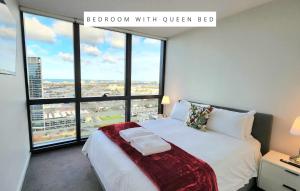 Letto o letti in una camera di Melbourne Lifestyle Apartments - Best Views on Collins