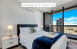 Letto o letti in una camera di Melbourne Lifestyle Apartments - Best Views on Collins