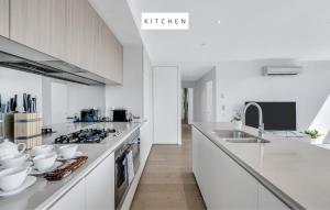 Cucina o angolo cottura di Melbourne Lifestyle Apartments - Best Views on Collins