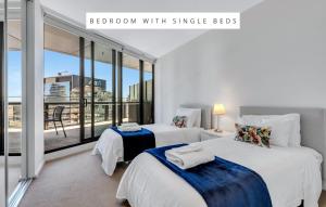Letto o letti in una camera di Melbourne Lifestyle Apartments - Best Views on Collins