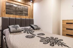 Posteľ alebo postele v izbe v ubytovaní Apartament TatraVika z basenem i widokiem