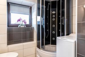 Kúpeľňa v ubytovaní Apartament TatraVika z basenem i widokiem