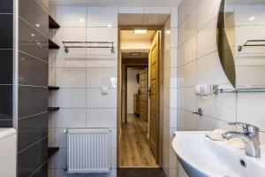Kúpeľňa v ubytovaní Apartament TatraVika z basenem i widokiem