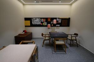 新营三时三舍精品民宿慕田峪长城店的配有乒乓球桌和椅子的房间