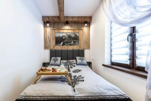 Posteľ alebo postele v izbe v ubytovaní Apartament TatraVika z basenem i widokiem