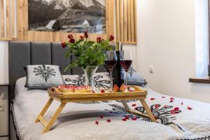 Posteľ alebo postele v izbe v ubytovaní Apartament TatraVika z basenem i widokiem