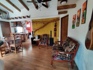 a living room with a couch and chairs and a table at Casa de campo vacacional "Tres Soles" en Xico, Veracruz in Xico